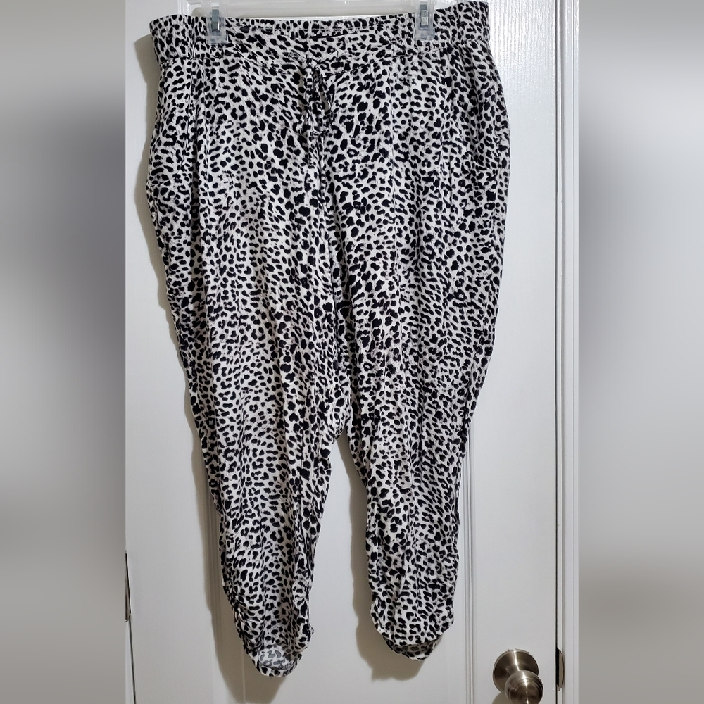 Torrid Black and White Animal Print Capris